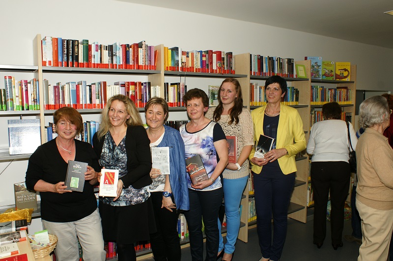 Foto vom Team der Bücherei Ollersdorf bei der Eröffnung
