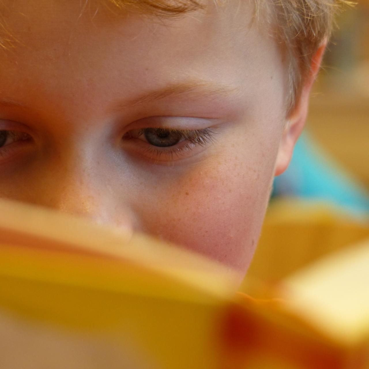 Symboldbild: Lesender Junge